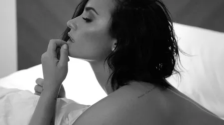 Demi Lovato, supărată pe un român: Aşa ar trebui să arate sânii mei?