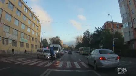 Un pieton a fost la un pas să fie spulberat de un şofer, chiar în faţa poliţiei VIDEO