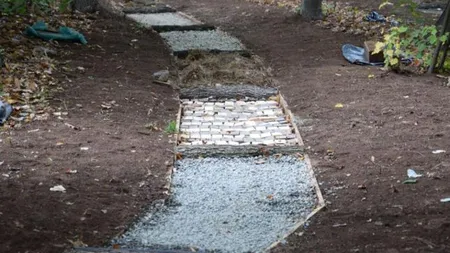 Alee pentru masaj la tălpi într-un parc din Alba. Vizitatorii se plimbă desculţi