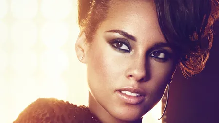 Alicia Keys a renunţat de tot la machiaj? O altă apariţie naturală pe covorul roşu