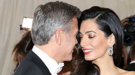 Uite ce outfit boho-chic a purtat Amal Clooney