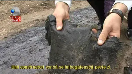 Asfaltare de tot râsul în Iaşi. Bucăţi întregi de drum se pot smulge cu mâinile goale