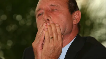 Cumătrul lui Traian Băsescu, surprins în braţele fostei iubite la mall