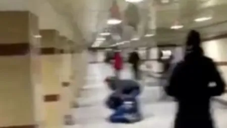 Huliganii s-au luat de un tânăr la metrou. Mare greşeală, era fost luptător MMA