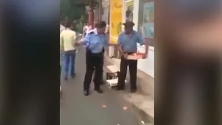 Un bătrân, săltat de poliţişti pentru că vindea roşii pe marginea unui trotuar VIDEO
