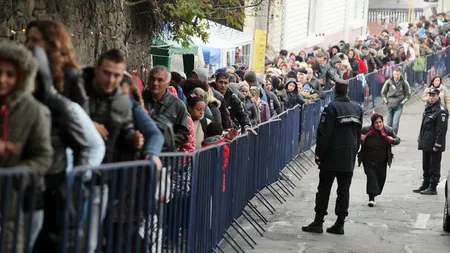 Un bărbat a paralizat la coadă la moaştele Sfintei Parascheva