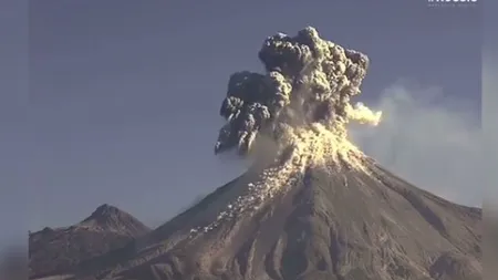 Trei erupţii ale vulcanului Colima au închis un aeroport din Mexic. Nor de cenuşă de 2 km