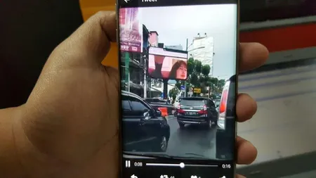 Scene dintr-un film pentru adulţi, difuzate în plină zi pe un panou publicitar