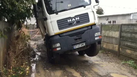 Drumuri surpate în Botoşani. Un camion şi o maşină au căzut în cratere