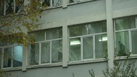 O elevă de la un liceu din Craiova s-a aruncat de la primul etaj al şcolii. Adolescenta a fost transportată de urgenţă la spital