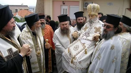 Ritual şocant în Grecia! Un episcop mort este plimbat pe străzile oraşului urcat pe un tron