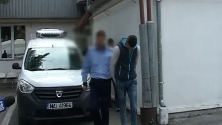 Trei tineri din Piteşti, reţinuţi după ce au furat mai multe maşini VIDEO