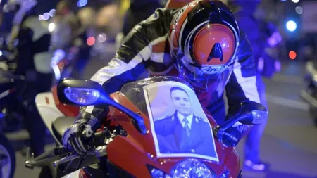 Un an de la moartea lui Bogdan Gigină. Familia poliţistului şi colegii acestuia au depus flori la locul accidentului UPDATE