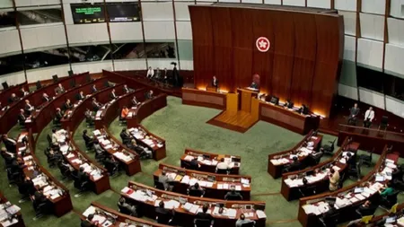 Hong Kong: Tensiuni între deputaţii din Parlament pe tema separării de China