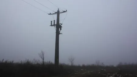 Un bărbat din Vaslui a murit electrocutat după ce a atins firele unei reţele de electricitate cu o scară. A fost deschisă o anchetă