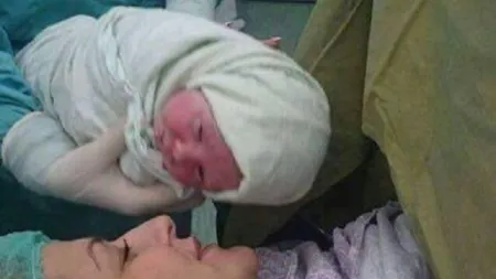 O cântăreaţă a născut prin cezariană. Prima imagine cu bebeluşul