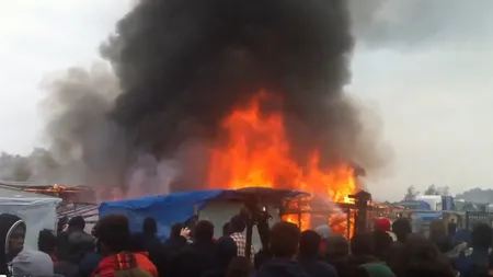 Mai multe incendii au izbucnit în tabăra de la Calais, în timp ce autorităţile continuă evacuarea
