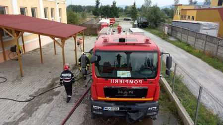 Incendiu de proporţii la o fostă fabrică din Sibiu. Trei autospeciale de pompieri au intervenit