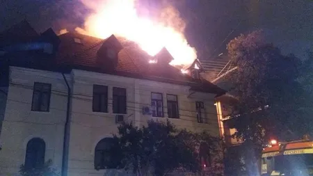 Incendiu de proporţii în Capitală. O casă s-a făcut scrum, proprietarii nu au salvat nimic UPDATE