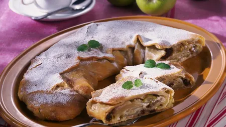 Desertul zilei: Învârtită cu mere şi brânză