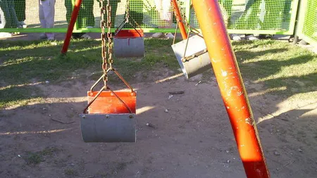 Balansoarul bântuit. Într-un parc din Toulouse a fost filmat un leagăn care mişcă singur VIDEO