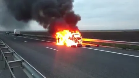 Maşina în flăcări pe Autostrada Soarelui. Pompierii au intervenit de urgenţă VIDEO