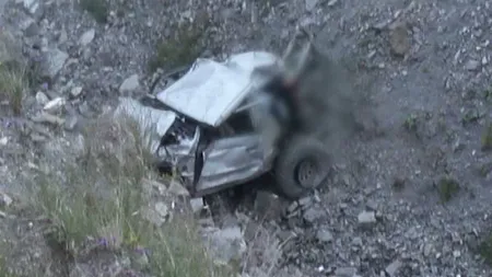 Accident teribil în Munţii Făgăraş. Un şofer a căzut cu maşina în râpă