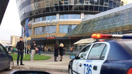Un dement a intrat cu drujba într-un mall şi a atacat mai multe persoane. O femeie a fost ucisă