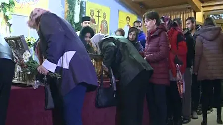 Mii de credincioşi s-au închinat la moaştele Împăraţilor Constantin şi Elena şi ale Sfântului Ştefan VIDEO