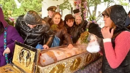 Sute de pelerini aşteaptă la rând pentru a se închina la moaştele Sf. Cuvioase Parascheva