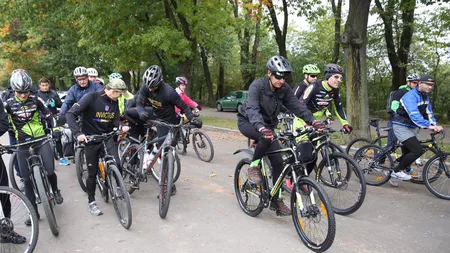 Ministrul Mihnea Motoc a pedalat 56 de kilometri pentru o campanie de strângere de fonduri FOTO