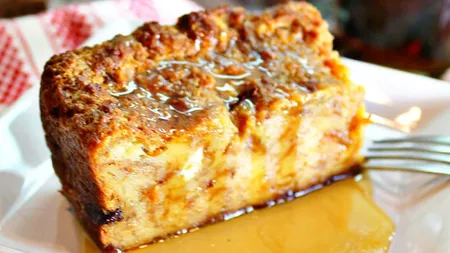 Desertul Zilei: Budincă de pâine cu lapte, la cuptor