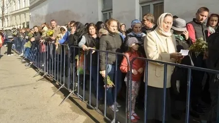 Sfânta Parascheva. Cort, alimente şi ceai pentru pelerini în curtea Facultăţii de Teologie din Iaşi