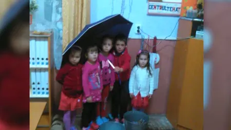 Situaţie revoltătoare la o grădiniţă din Suceava. Copiii stau cu umbrele, deoarece plouă în clase
