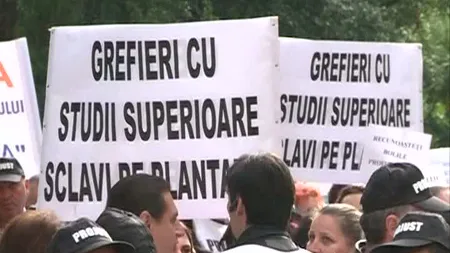 Grefierii au protestat, nemulţumiţi de salarii şi condiţiile de muncă. Iohannis: 