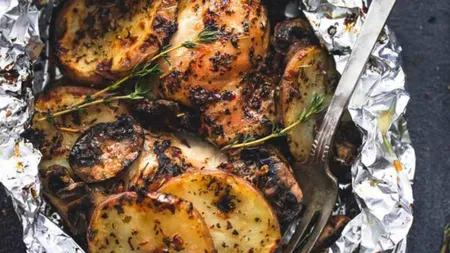 Pui cu cartofi, în folie de aluminiu. Secretele unei reţete delicioase