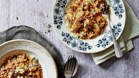 Pui cu orez şi ciuperci la cuptor. Reţeta lui Jamie Oliver
