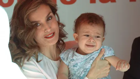 Aşa n-am mai văzut-o! Iată alături de cine s-a fotografiat Regina Spaniei