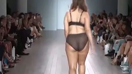 Paradă de modă ieşită din tipare cu fotomodele dolofane VIDEO