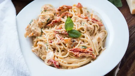 Spaghete cu pui şi roşii uscate. Reţetă cu sos cremos
