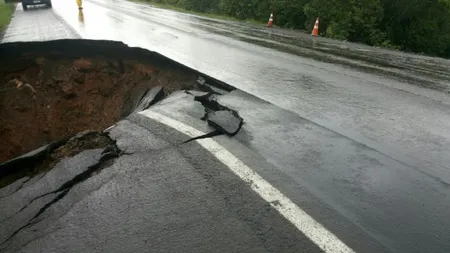 Imagine şoc, coşmarul oricărui şofer. O maşină a fost înghiţită de şosea aproape în totalitate FOTO
