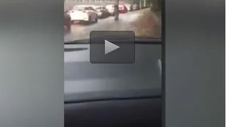 Imagini incredibile surprinse în trafic. Un taximetrist merge cu viteză pe trotuar VIDEO