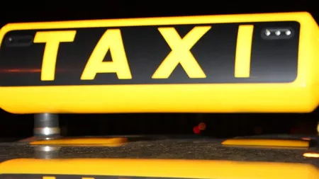 Accidente în Capitală. Un taxi a căzut într-o fântâna arteziană, iar două maşini au ajuns pe linia de tramvai VIDEO