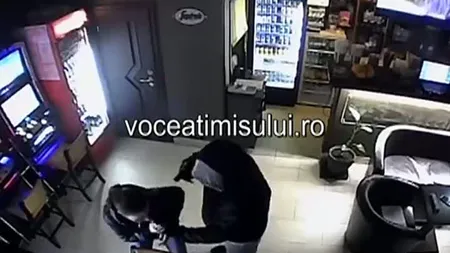 Scene de groază într-o cafenea. Un bărbat le-a ameninţat cu pistolul pe angajate VIDEO