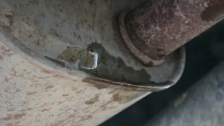 Situaţie fabuloasă la Beclean. Un mecanic auto a fost bătut cu toba de eşapament