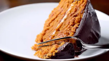 Desertul zilei: Tort de dovleac cu cremă de brânză şi ganache de ciocolată