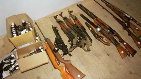 Trafic de arme anchetat de justiţia bosniacă. Cinci suspecţi arestaţi