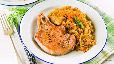 Reţeta Zilei: Varză călită cu cotlete de porc