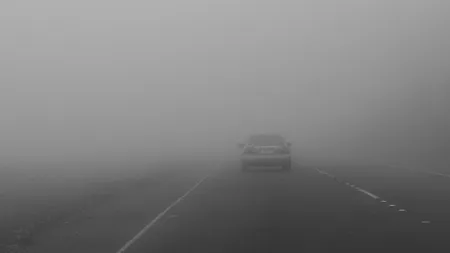 Cum să conduci pe un drum cu ceaţă, astfel încât să ajungi cu bine la destinaţie. Sfaturi practice