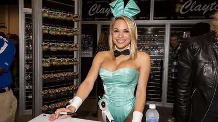 Modelul Playboy care a publicat pe Snapchat o imagine nud cu o femeie de 70 de ani riscă închisoare